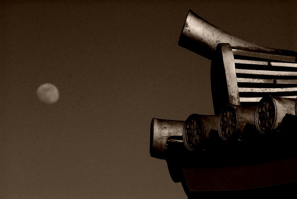 Moon and roofline at Tennoji